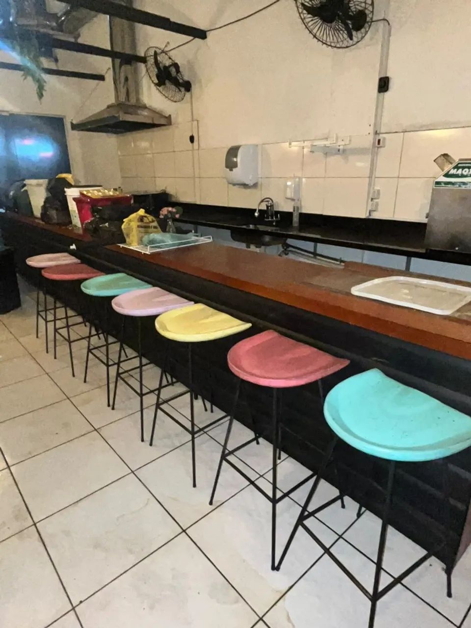 Banquetas de madeira com pés de aço 