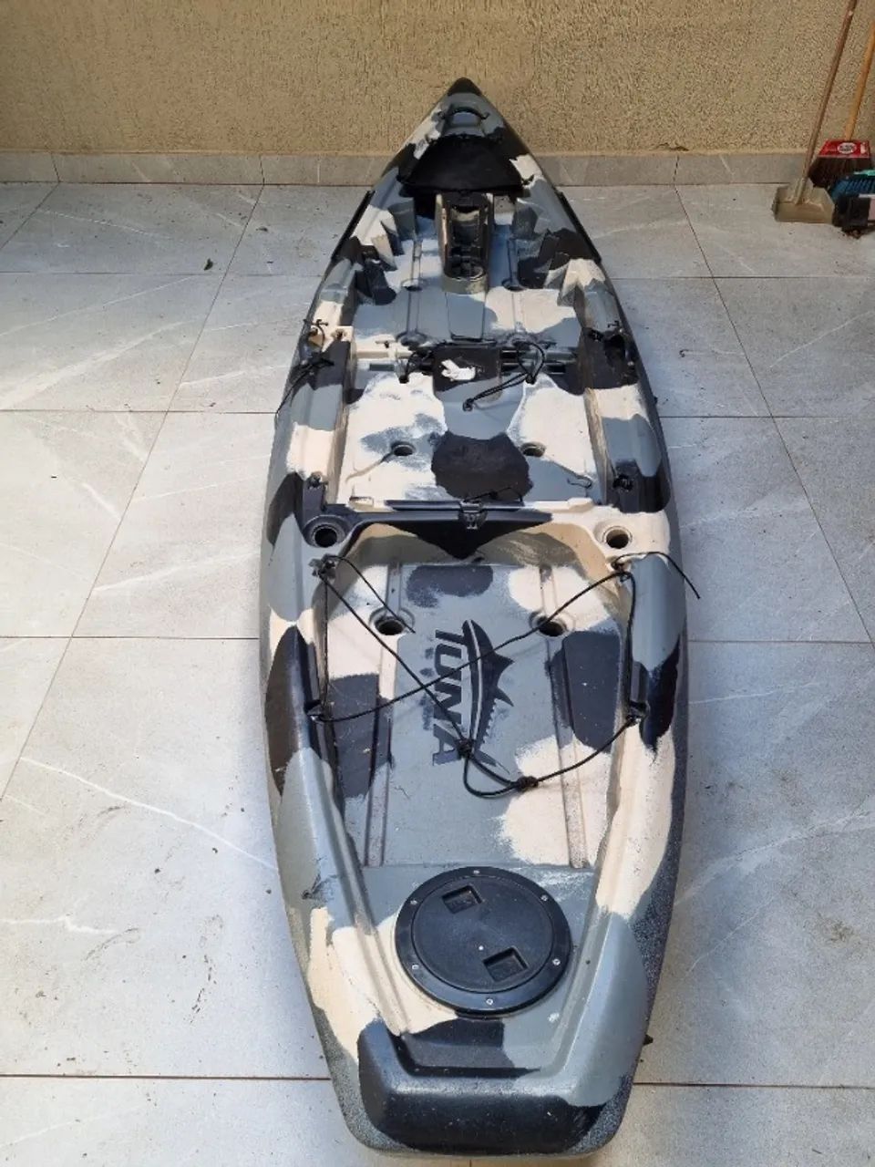 Caiaque de pesca TUNA com remo, cadeira e carrinho de transporte.