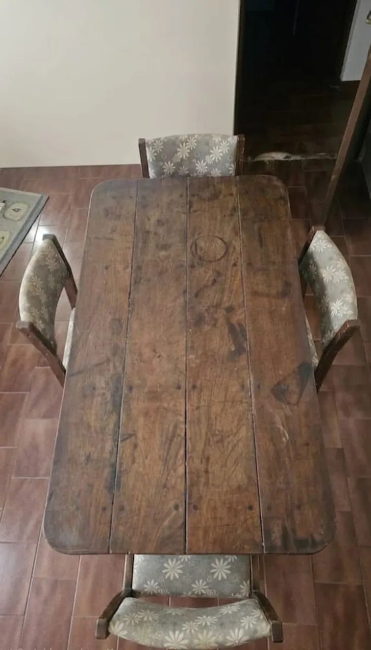 MESA COM 4 CADEIRAS 