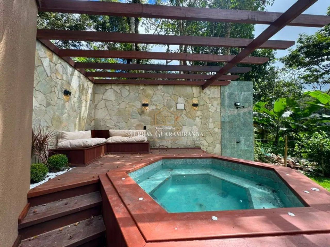 CASA DE MADEIRA COM HIDROMASSAGEM| ESTILO RÚSTICO E SOFISTICAÇÃO EM MEIO À NATUREZA. - Foto 2