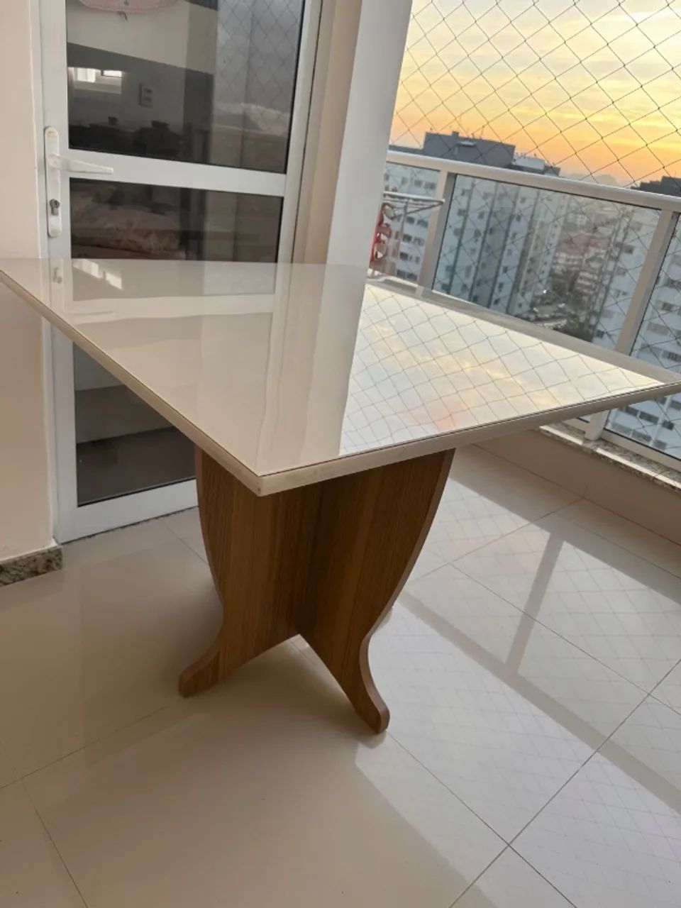 Mesa de jantar quadrada 