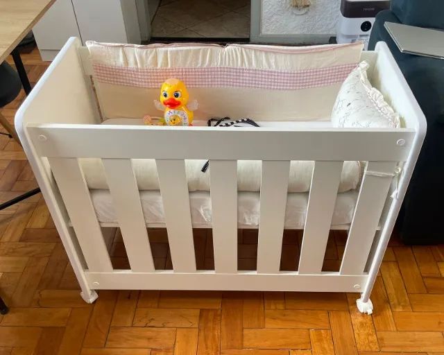 MINI BERÇO BRANCO COM RODINHAS - Foto 3