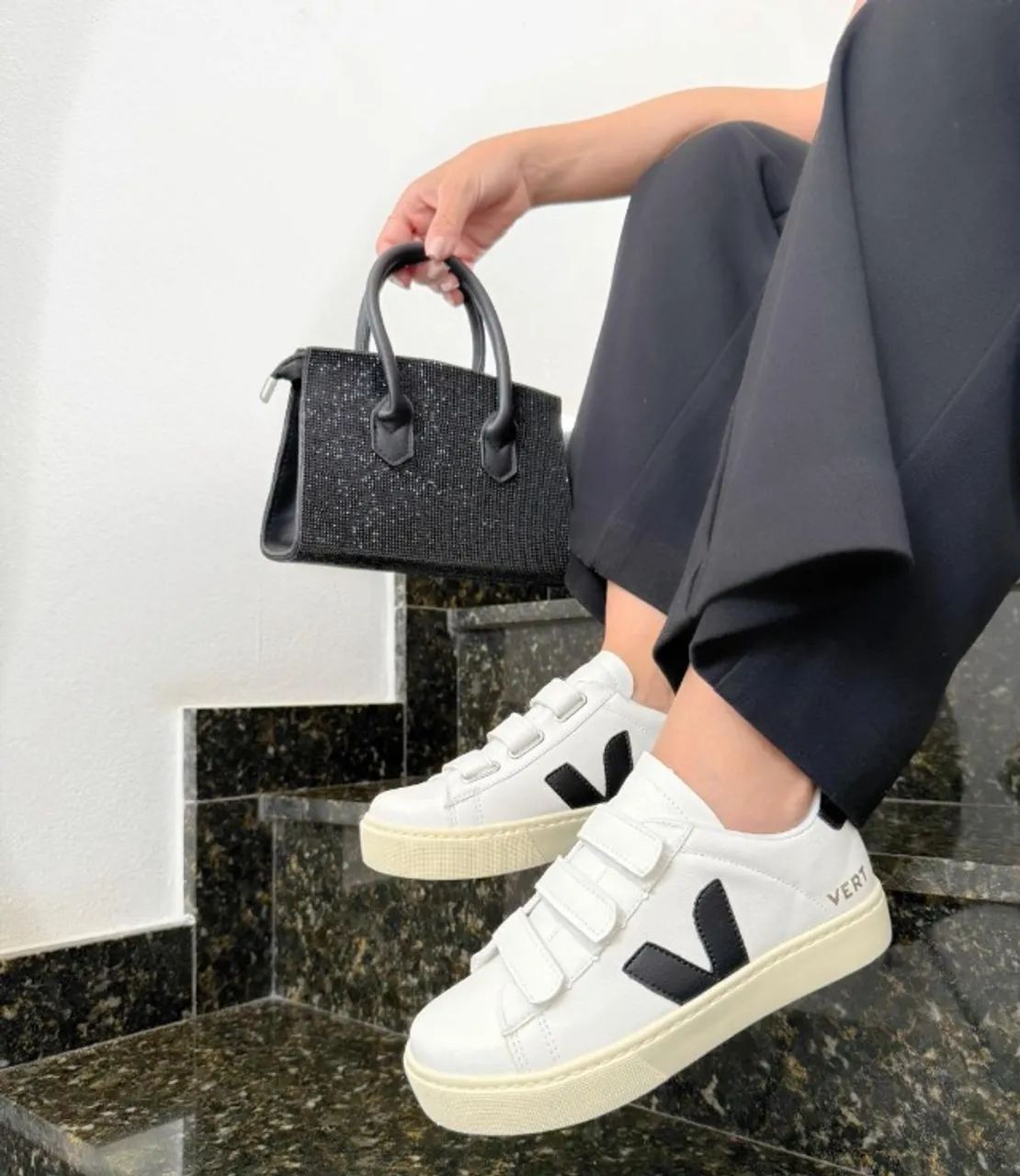Tênis vert velcro Preto Branco - Foto 3