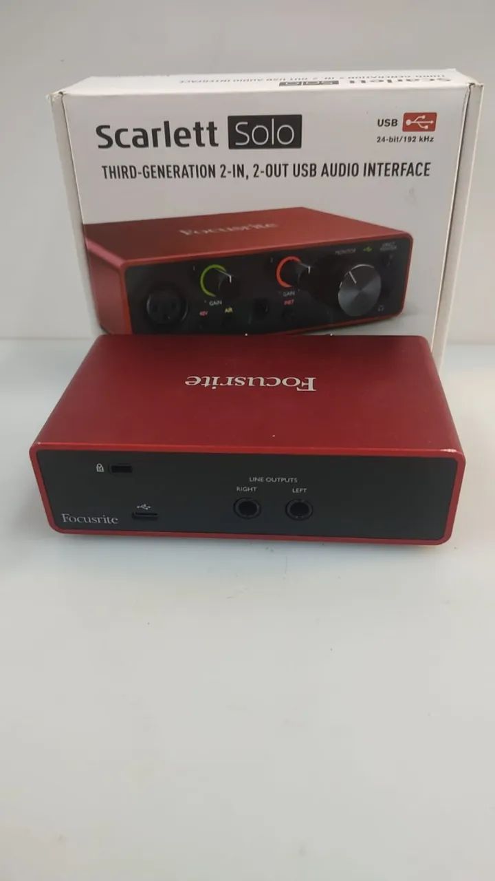 Interface de áudio focusrite Scarlett solo 3 geração na caixa