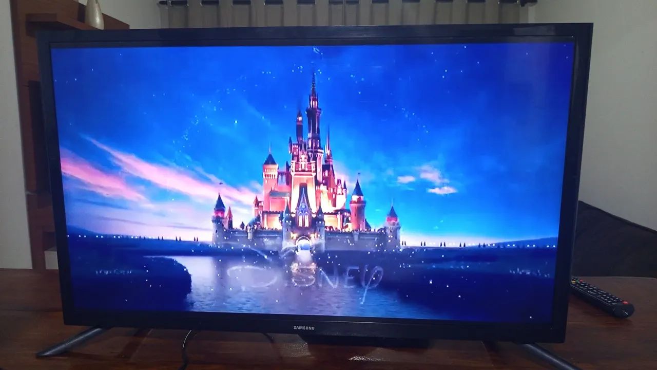 Smart TV SANSUNG 32'' Linda funcionando perfeitamente. Vai com Pezinho e controle  - Foto 2