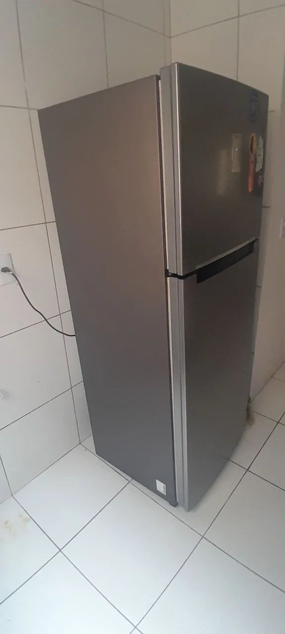Vende uma geladeira 