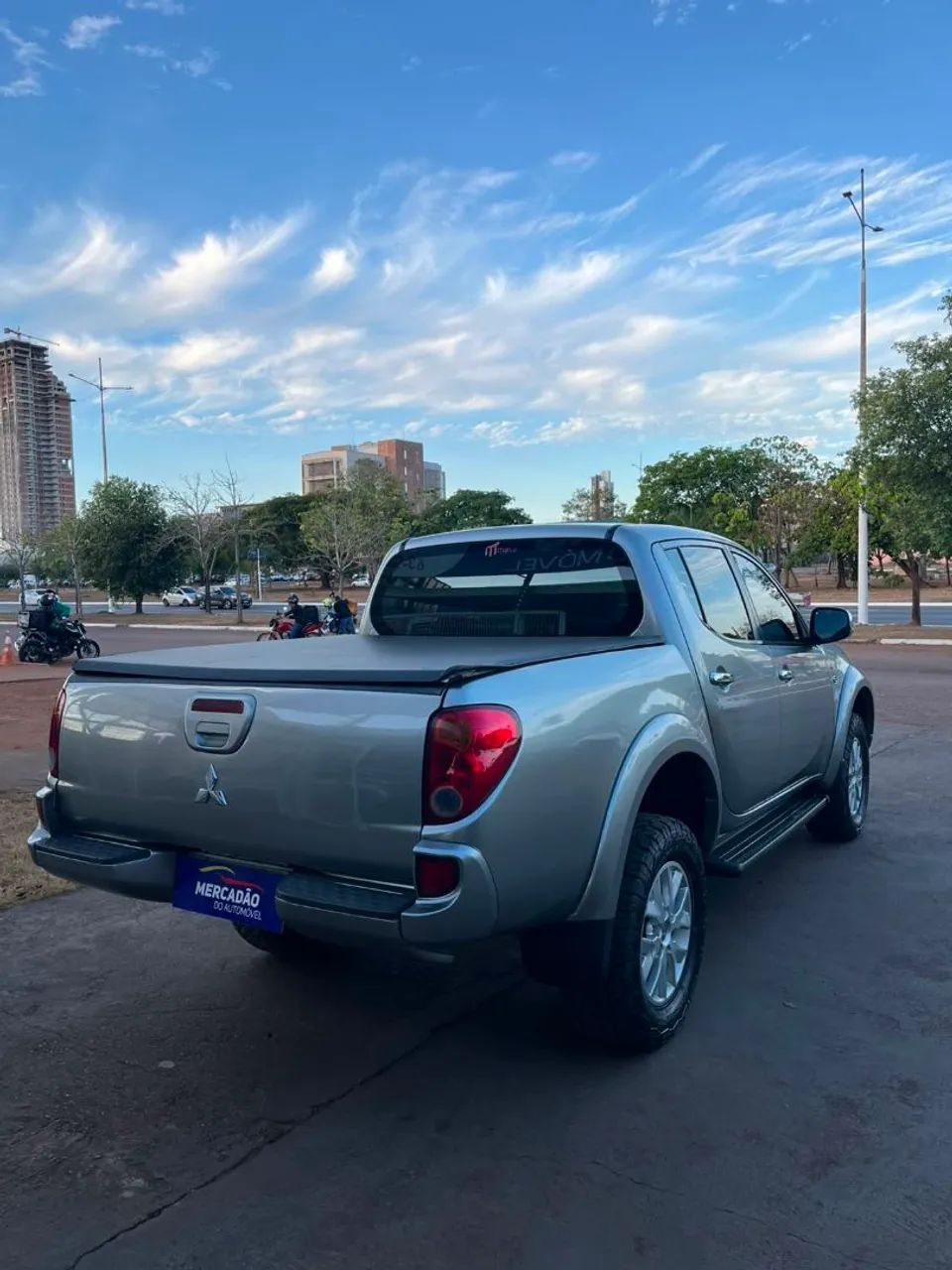 Mitsubishi L200 Triton HLS 2.4 Flex 16V CD Mec. 2016 - Foto 4