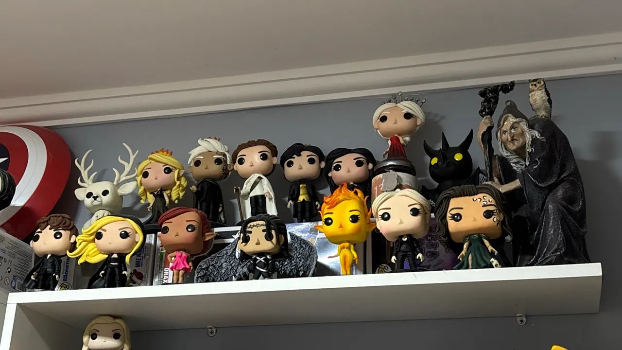 Funkos/bonecos saga trono de vidro e acotar