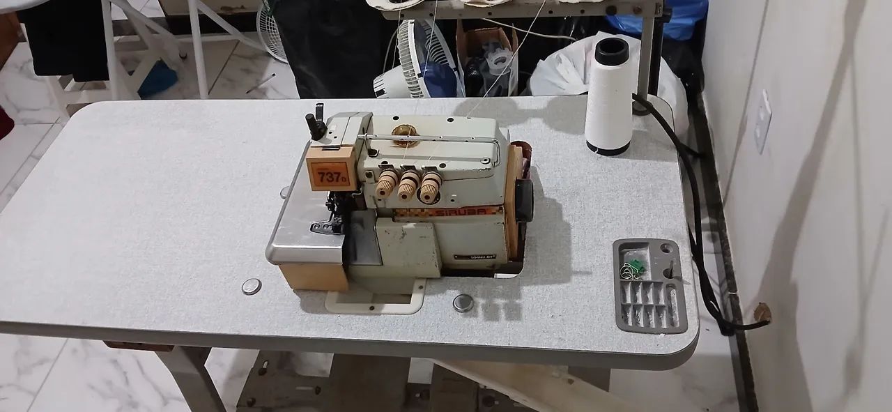 Máquina Overlok Industrial Super Conservada e mesa nova