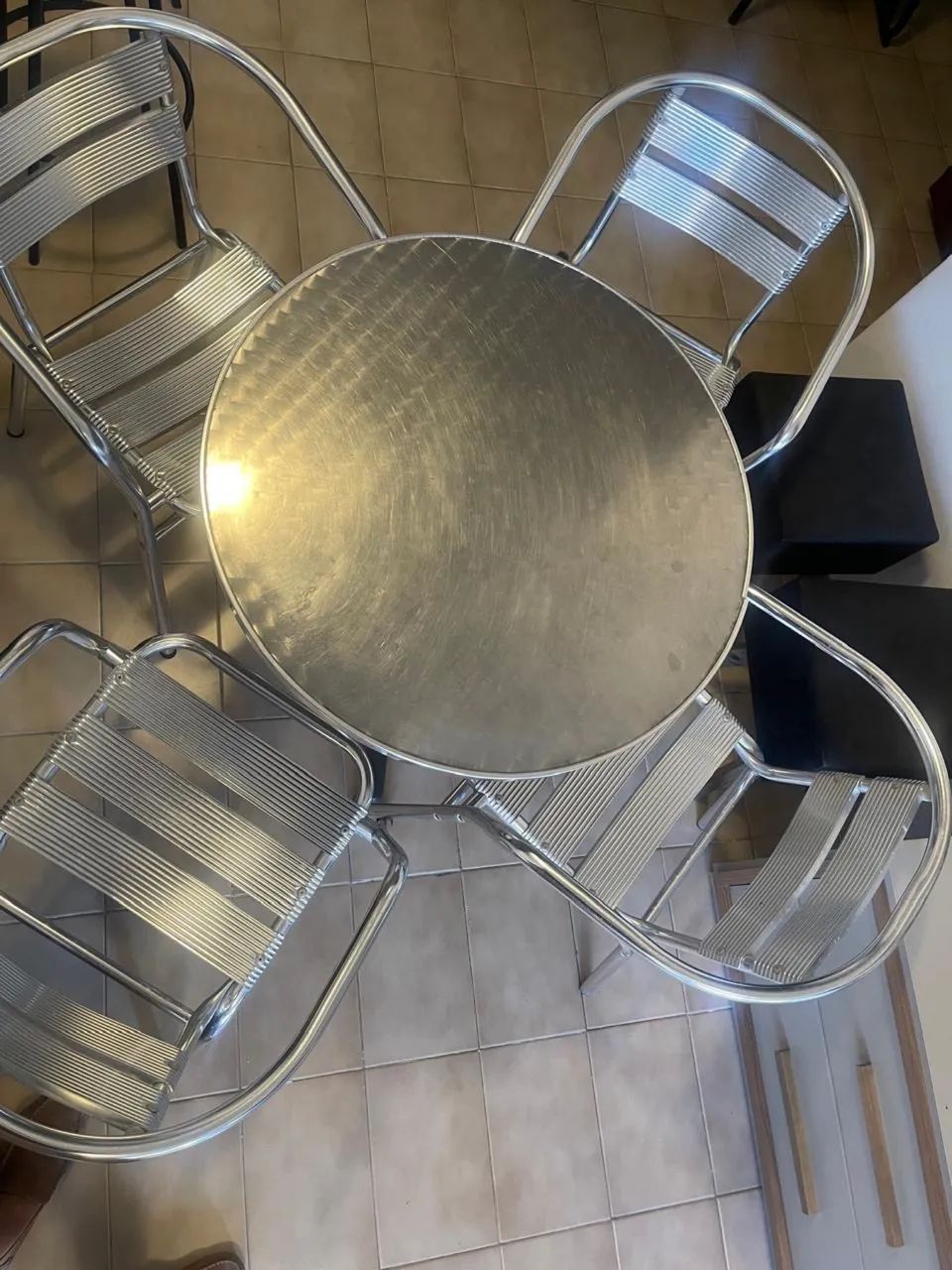 Conjunto Mesa Redonda + 4 Cadeiras em Alumínio - Ótimo Estado - Foto 3