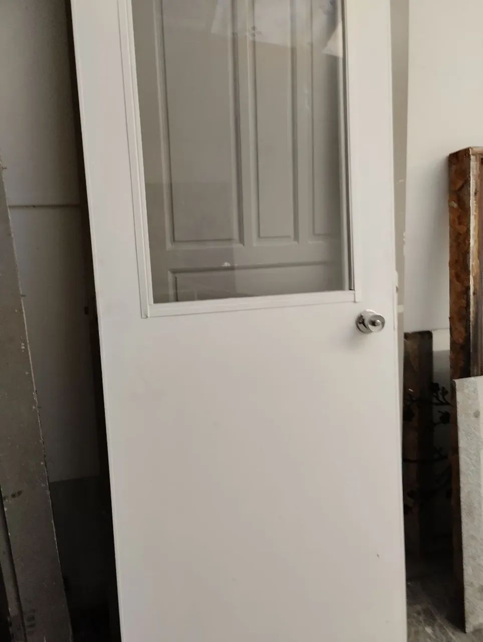 Porta com vidro.