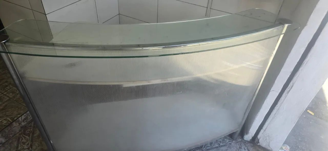 Vendo balcão com tampo de vidro .