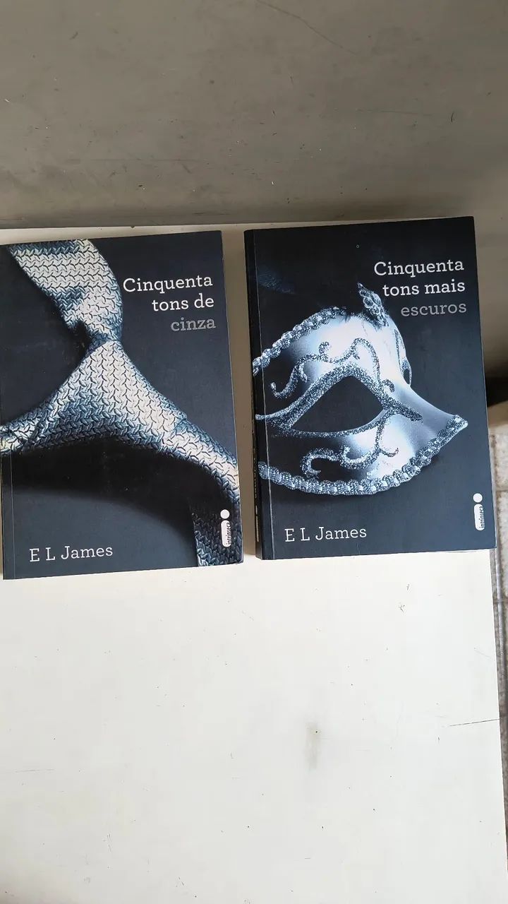 Livro 50 tons de cinza e 50 tons mais escuros 