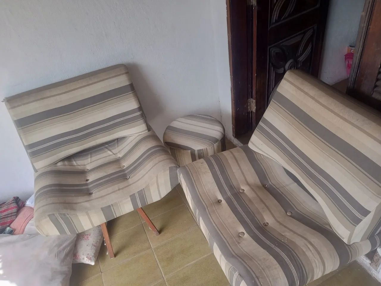 Vendo 2 poltrona e um puf conservado 