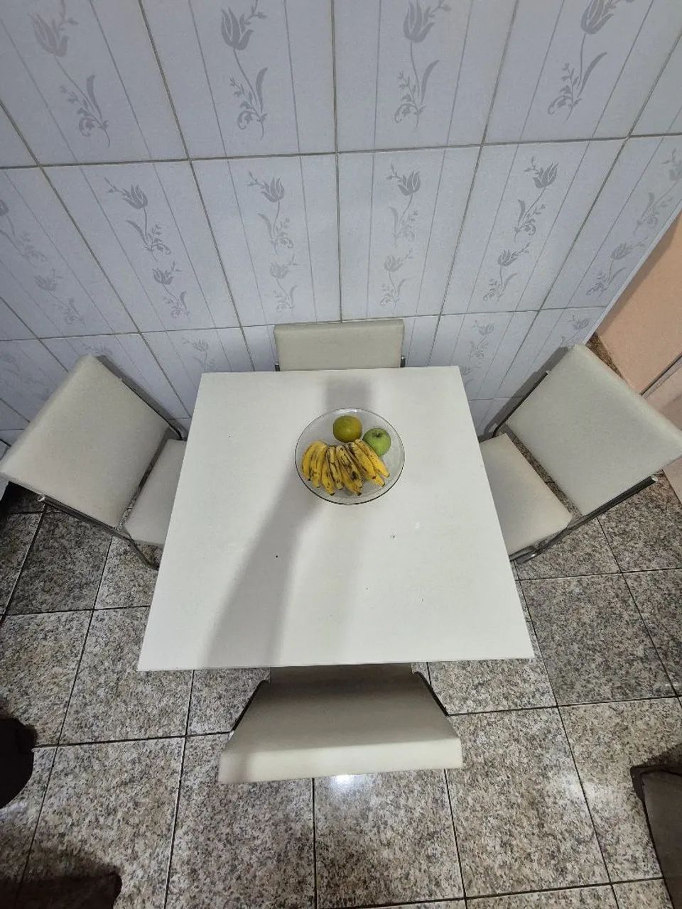Mesa com quatro cadeiras 
