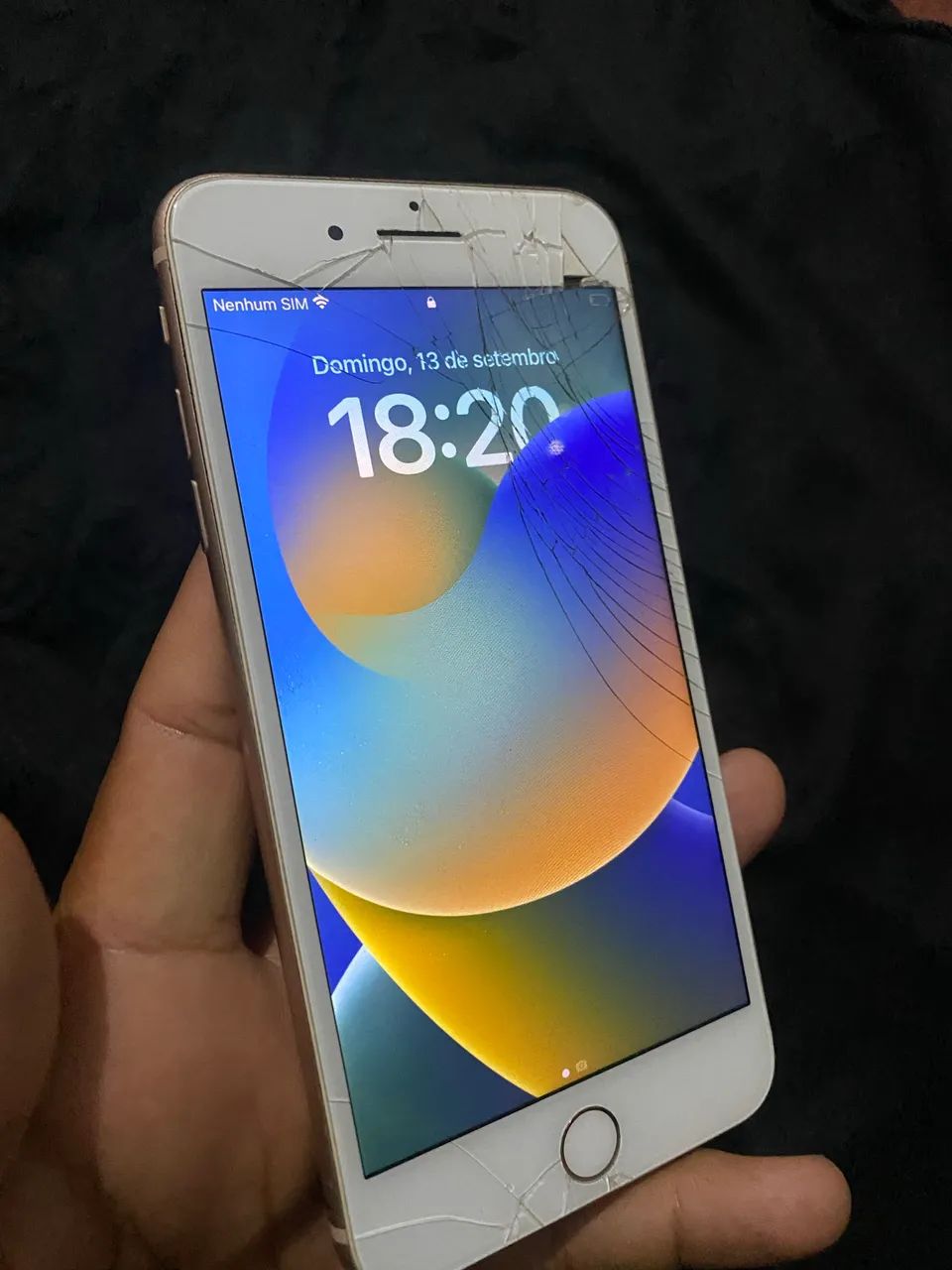 Vendo iPhone 8 Plus traseiro tricado e tela tbm, mais funcionando perfeitamente!! - Foto 2