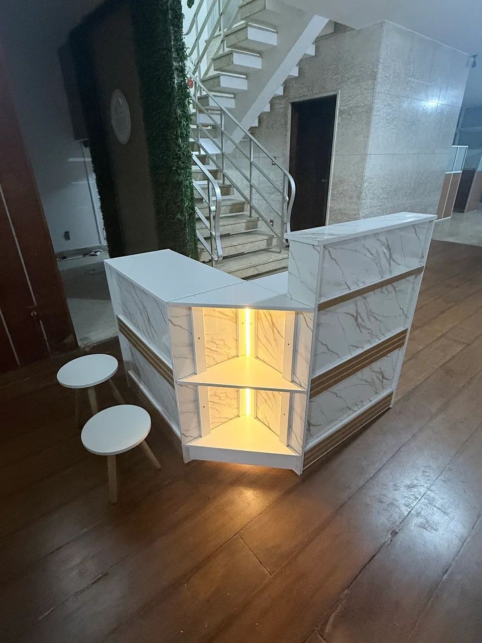 Balcão de Recepção em L com LED e Nichos - Planejado - Semi Novo  - Foto 2