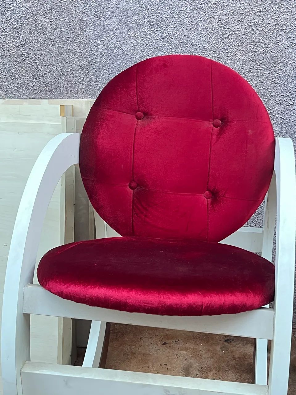 Poltrona de madeira com almofada vermelha 
