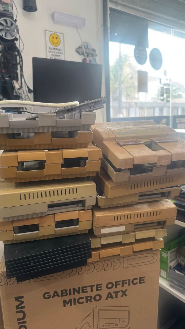 Caixa com carcaças e partes do super Nintendo  - Foto 3