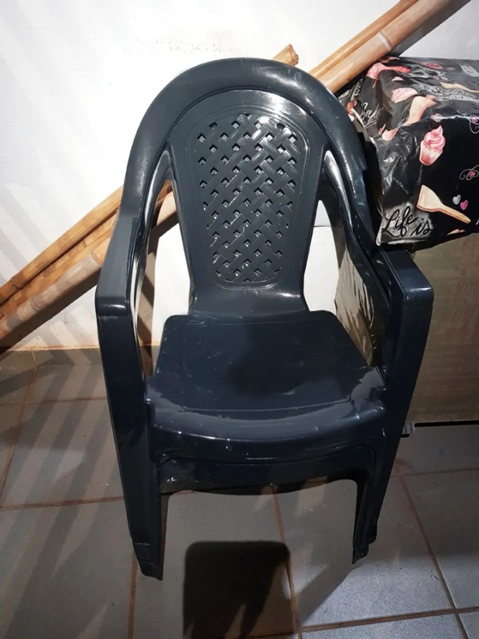 2 Cadeiras Plástico Preta - Foto 2