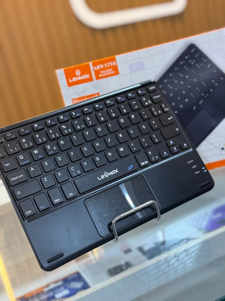 Teclado Bluetooth c/ Mouse Touchpad