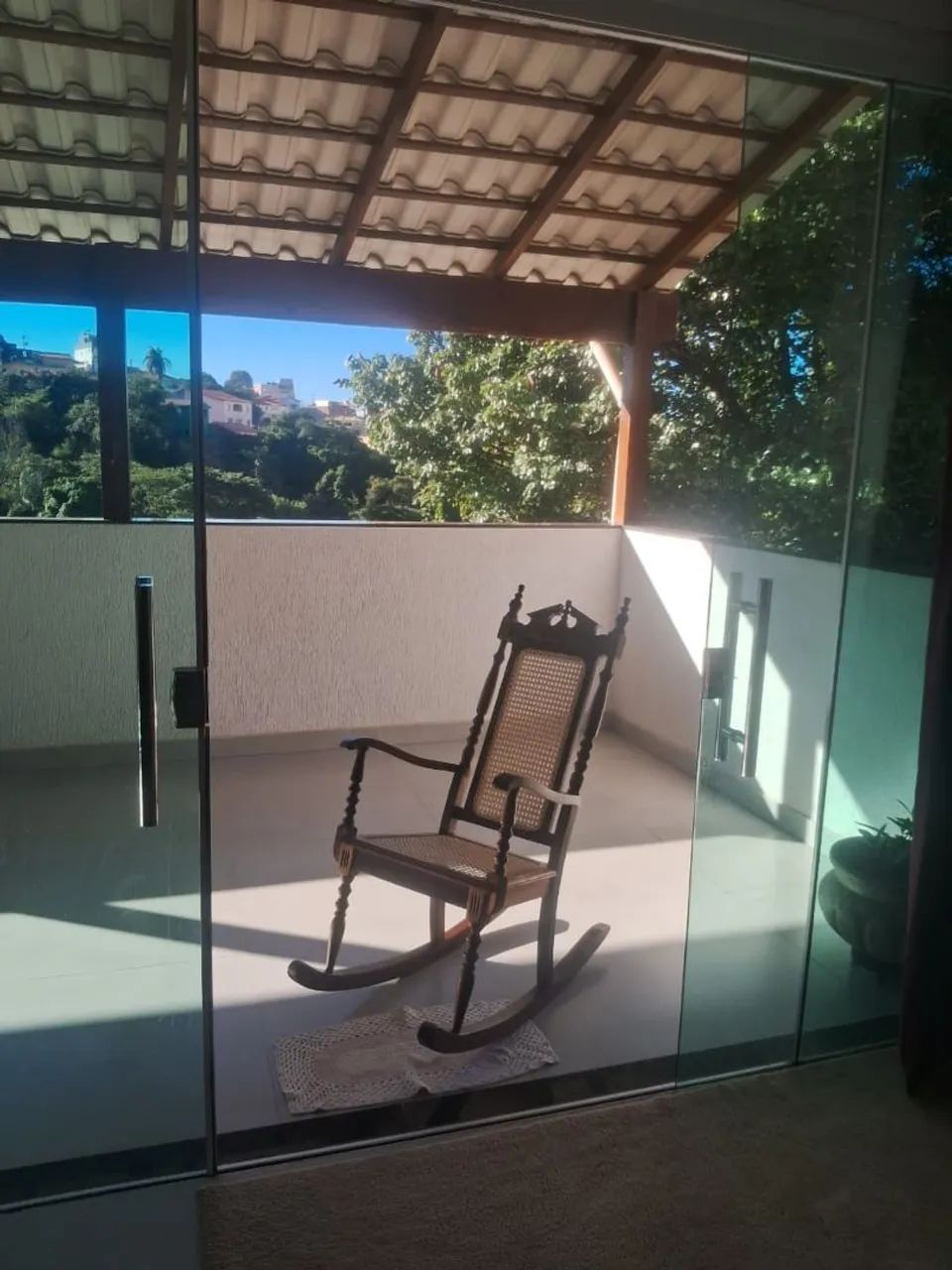 Cadeira de balanço de palhinha linda