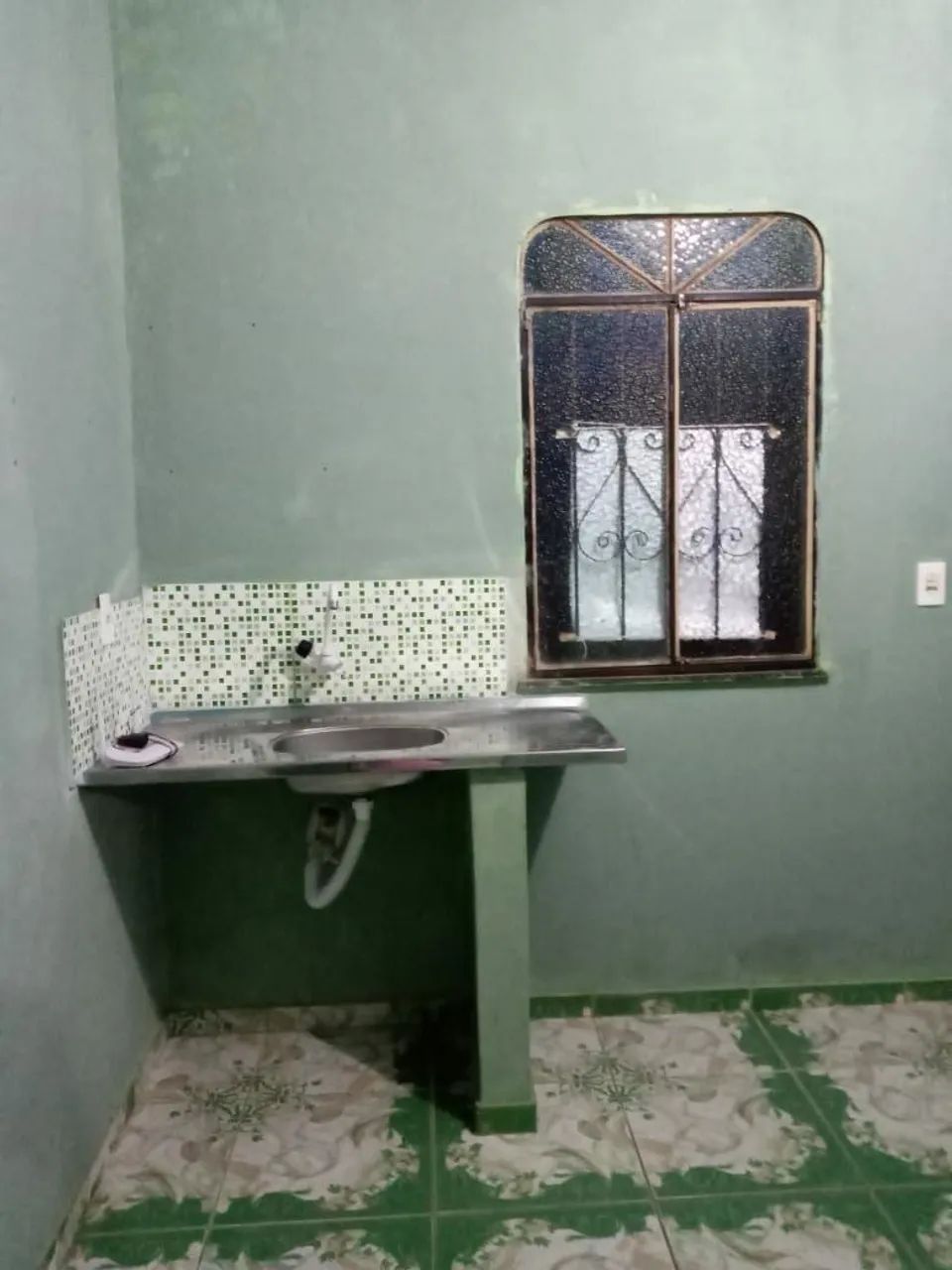 Aluga-se Kitnet. 750,00