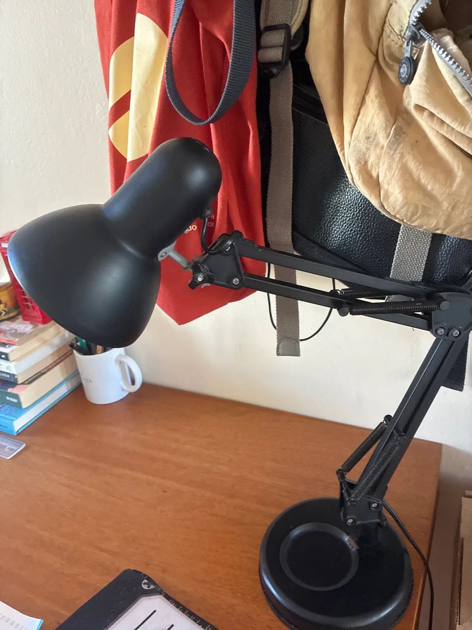 Luminária de Mesa com Braço Articulado