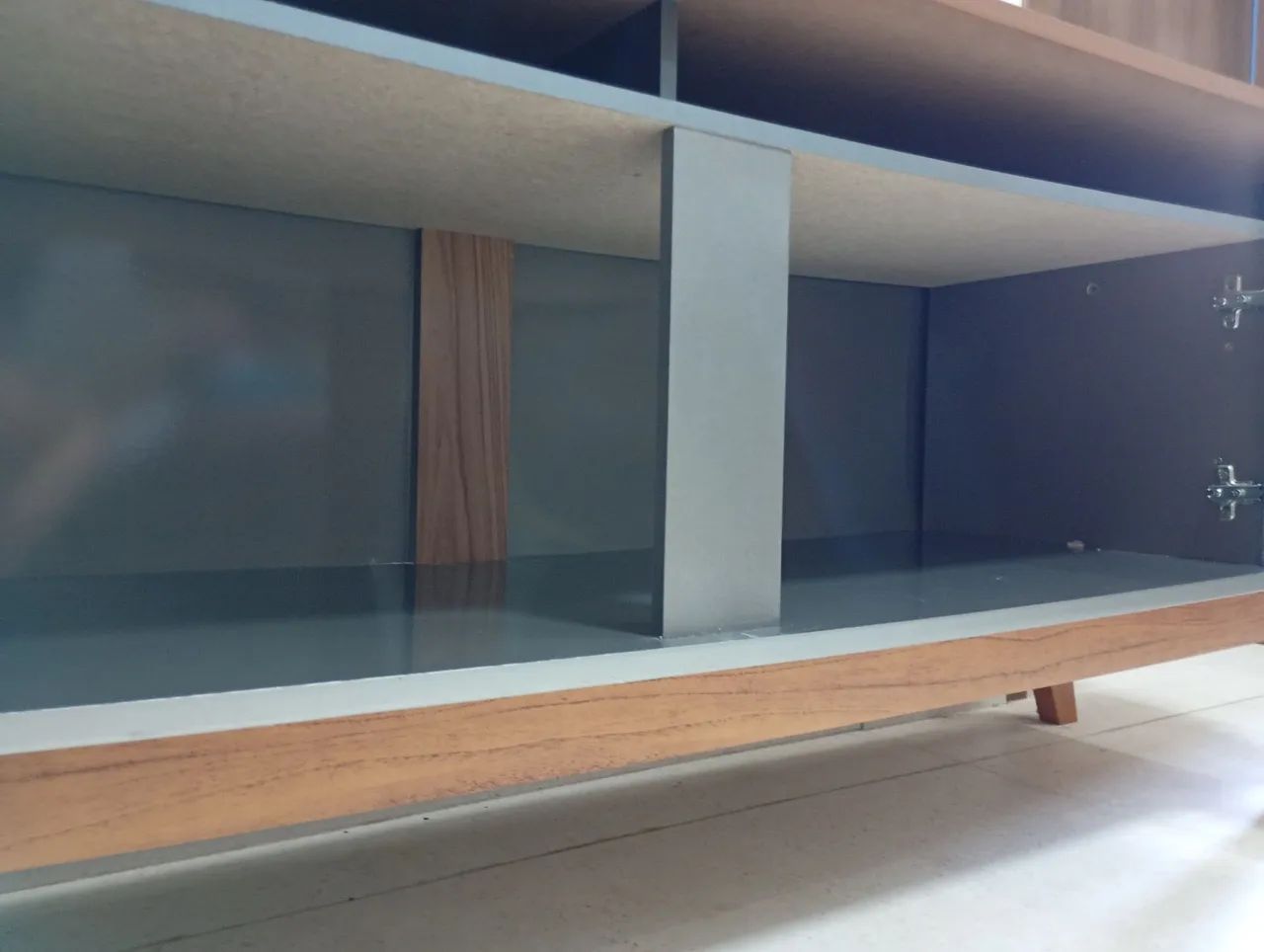 Rack Sala Para Tv Até 60 Polegadas Com Pés Em Madeira Cor Cinza - Foto 4