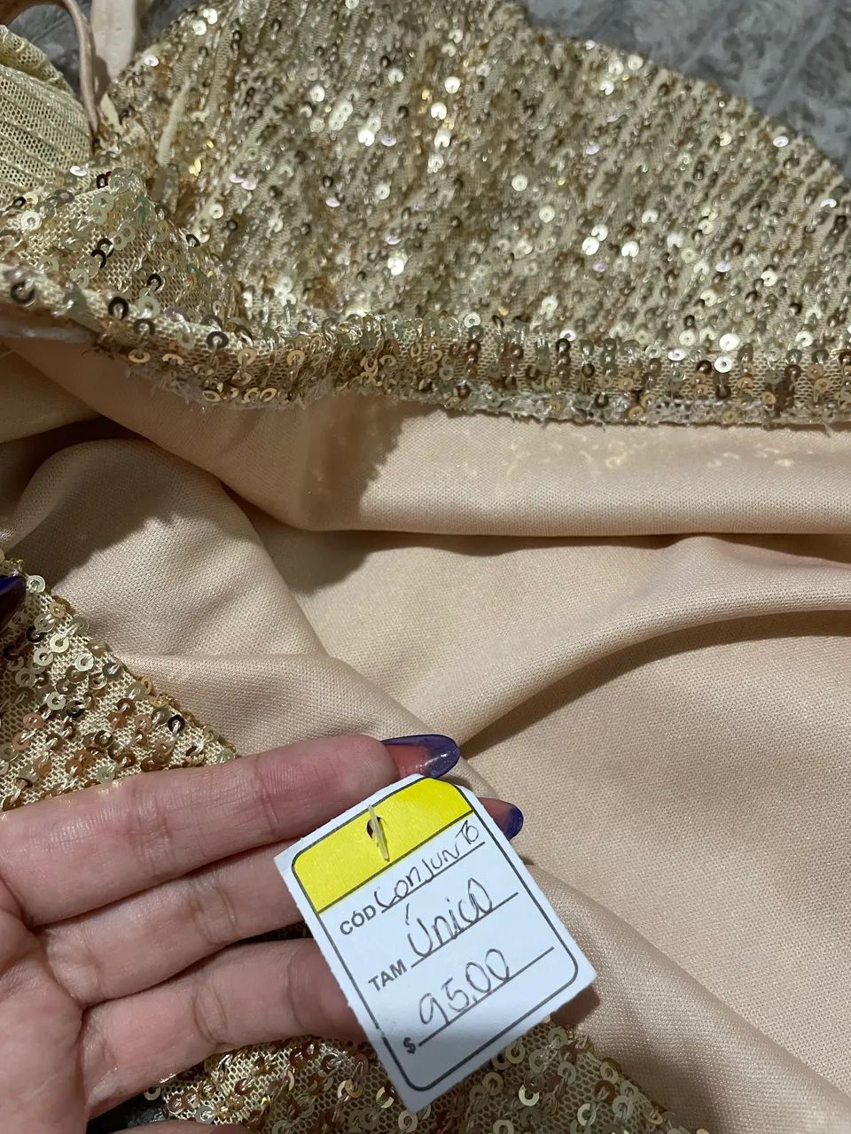 Conjunto blusa e saia paitê dourado novo - Foto 2