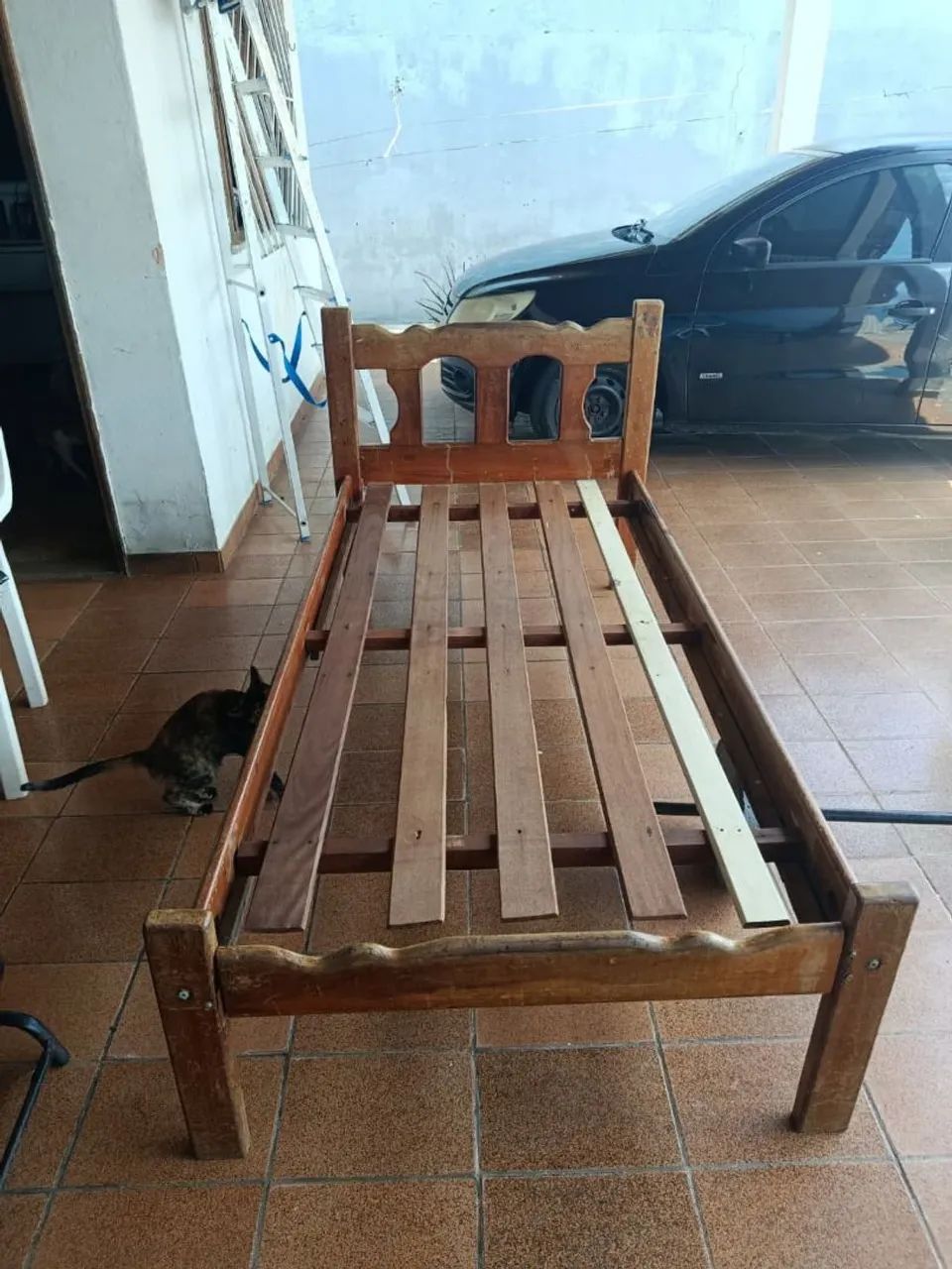 Cama de solteiro de madeira, precisando lixar