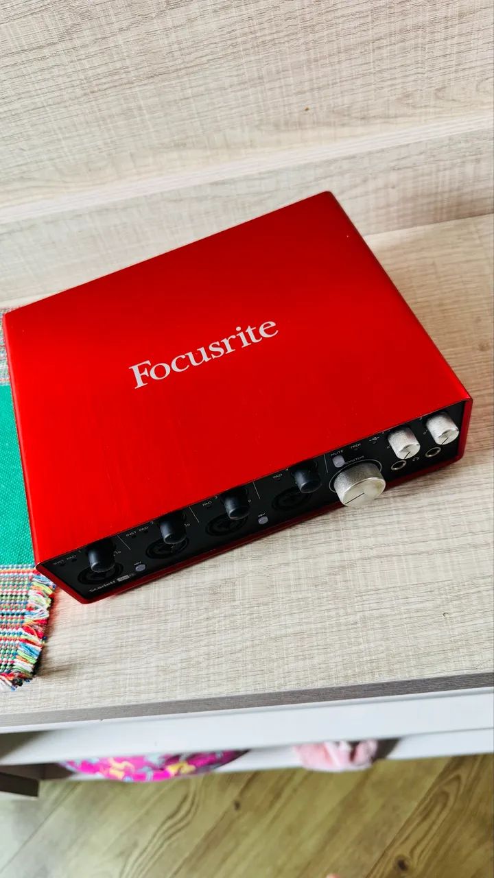 Interface de Áudio Focusrite 18i8 Scarlett 