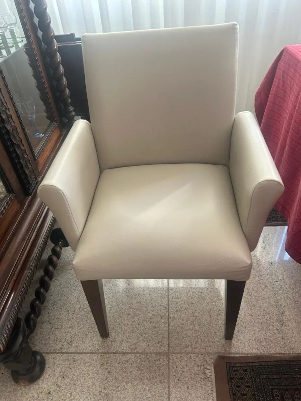 8 Cadeiras cor Off White de courino