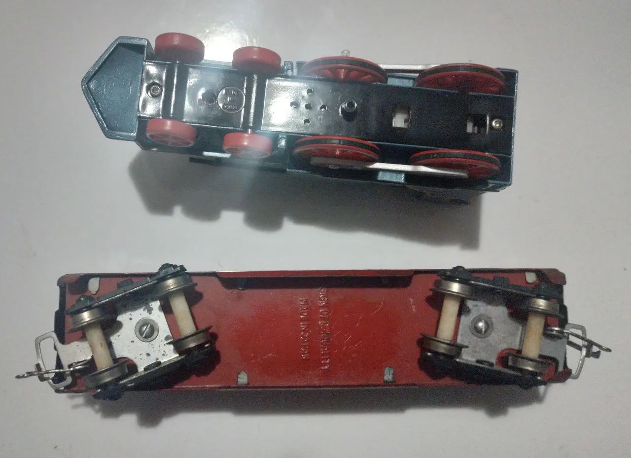 Trem de lata e vagão antigos. - Foto 3