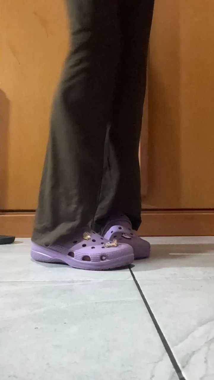 Crocs roxa (inspiração) acompanha pins - Foto 3