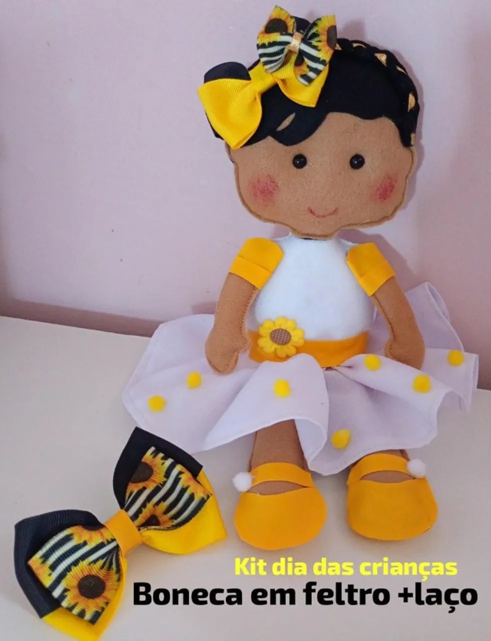 Kit boneca em feltro +laço 