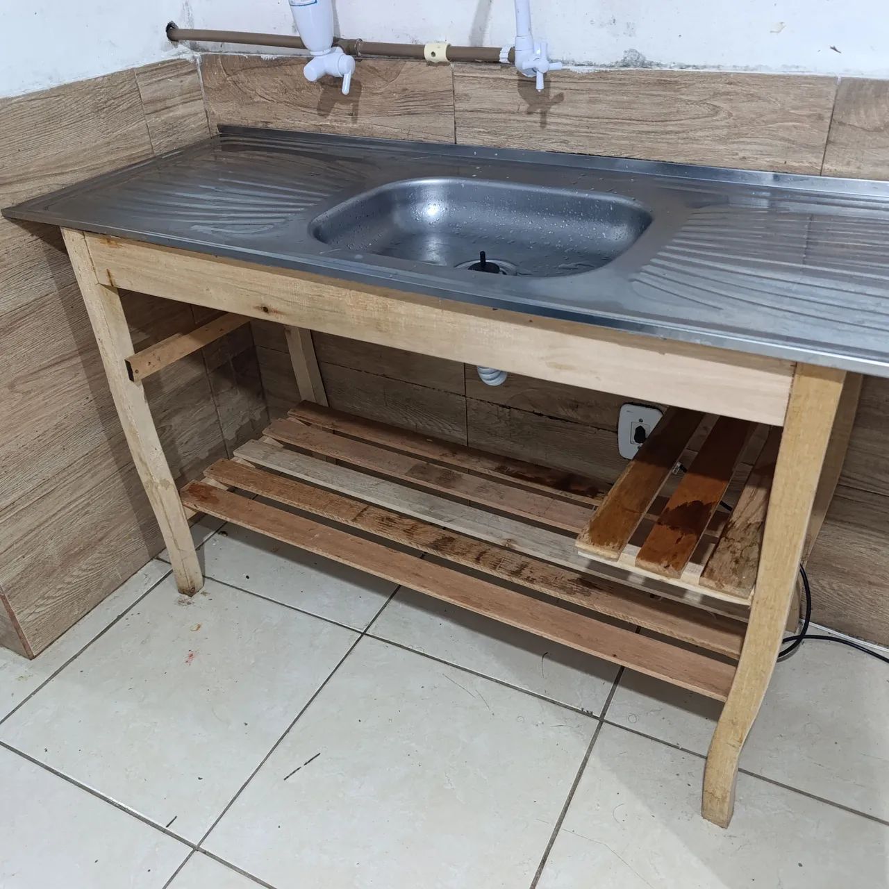 Pia de inox com base Rustica de eucalipto.