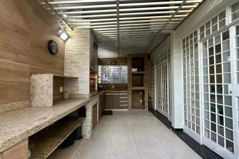 Casa à venda, 4 quartos, 321m² de área no Serra.