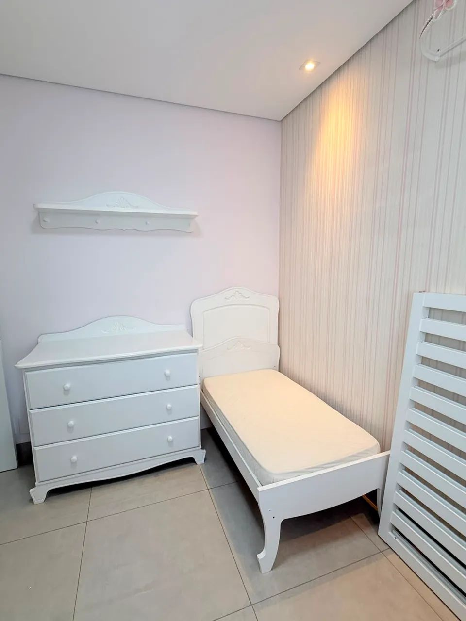 Quarto de Bebê Nantes (Berço + Cômoda + Prateleira) - Branco Laqueado