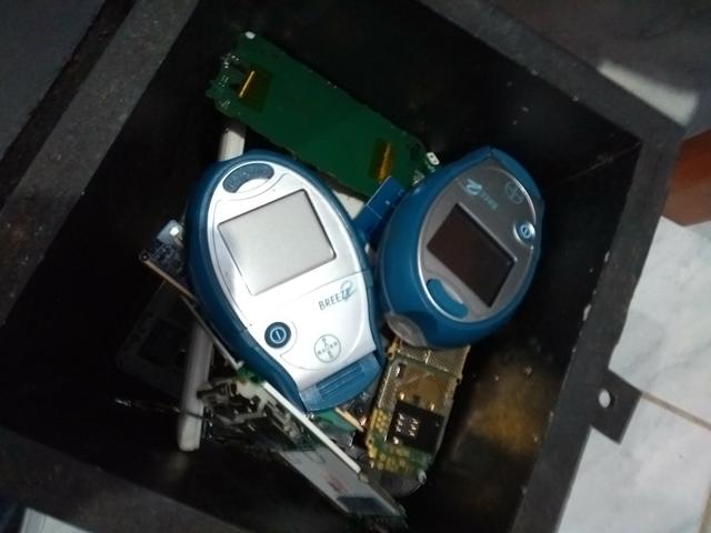 Aparelhos de computador e caixa cheia de coisas sobre celular - Foto 5