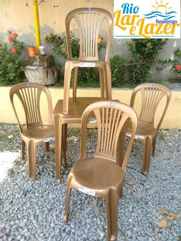 Conjunto de mesa com 4 cadeiras plásticas - Foto 2
