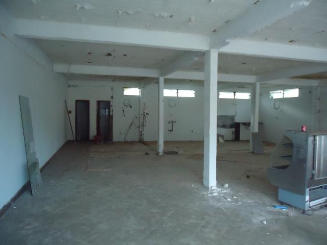 1.930 m2, com 2 Lojas, 1 Casa Grande, 1 Casa de caseiro, 2 Construções pequenas - Foto 6
