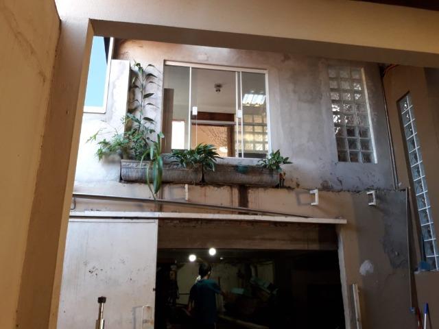 Casa em rua comercial - Foto 4
