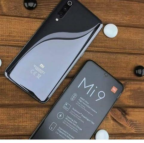 Xiaomi Mi 9 128 GB 6 RAM preto e azul.