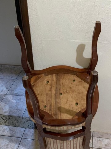 Cadeira de madeira com estofado com linhas - Foto 4