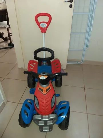 Moto infantil com empurrador do homem aranha