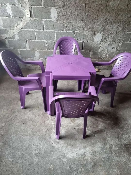 Conjunto de Mesa e Cadeiras novos  - Foto 2