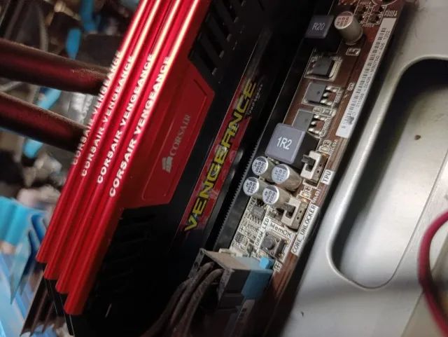 Memoria RAM Corsair DDR3 8GB Kit 4x4GB Gamer 1866Mhz  Vengeance Pro REDXMP 1.35v/1.5V