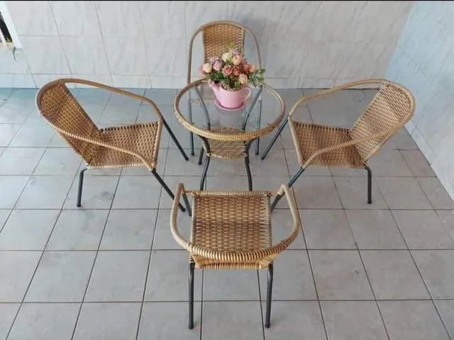 Conjunto de cadeiras e mesa em fibra sintetica