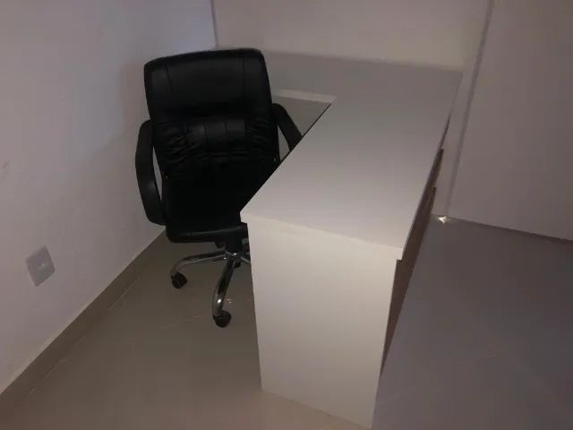 Mesa para escritorio em L simples branca - Foto 4